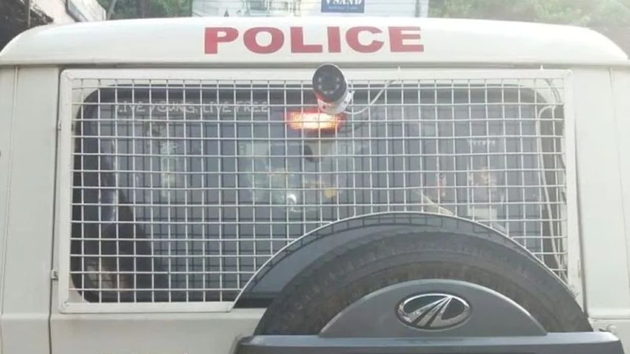 ആലപ്പുഴയിൽ വീട്ടിൽ ഒളിപ്പിച്ച നിലയിൽ മാരകായുധങ്ങളും സ്ഫോടകവസ്തുക്കളും; മയക്കുമരുന്നും കണ്ടെടുത്തു ആലപ്പുഴയിൽ വീട്ടിൽ ഒളിപ്പിച്ച നിലയിൽ മാരകായുധങ്ങളും സ്ഫോടകവസ്തുക്കളും; മയക്കുമരുന്നും കണ്ടെടുത്തു