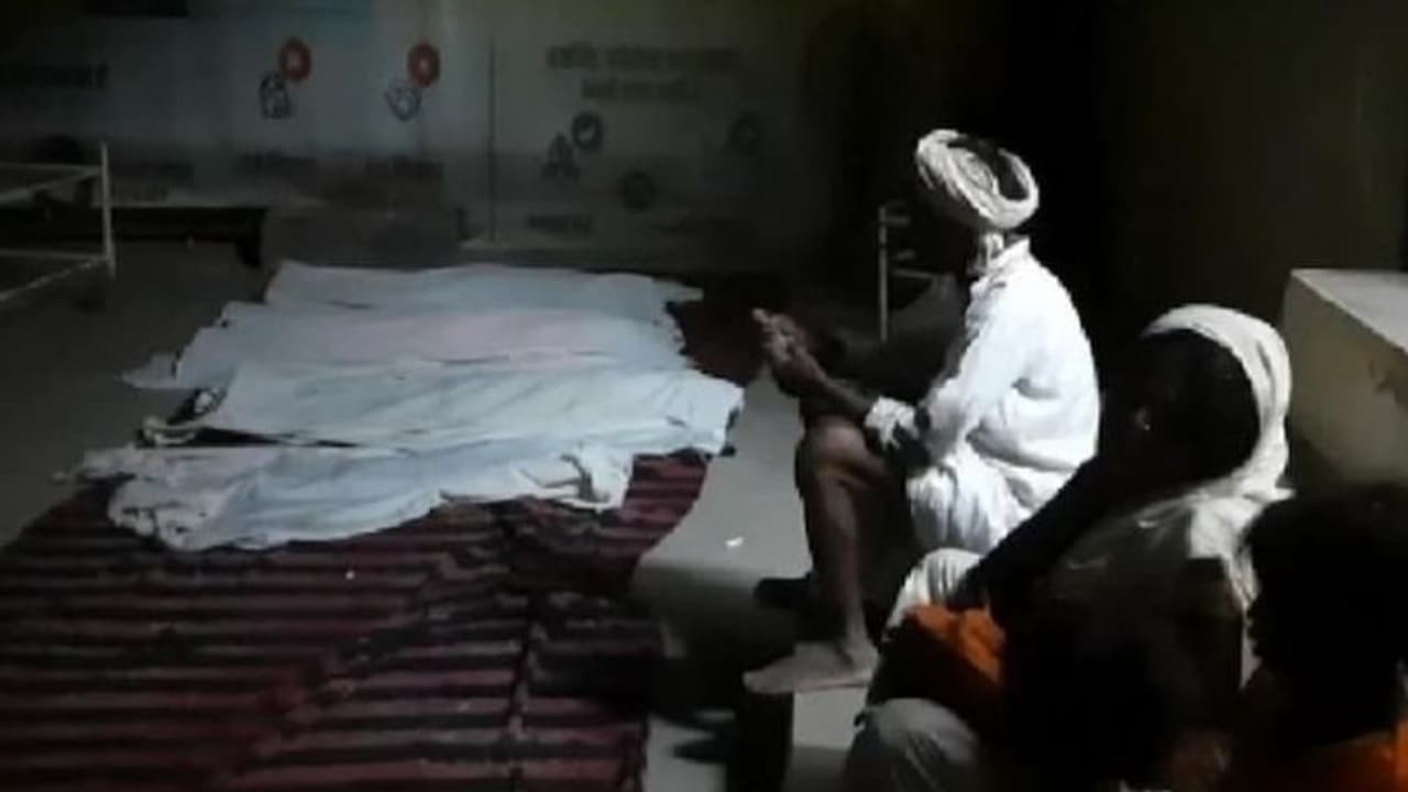 MP के खंडवा में दर्दनाक हादसा: एक साथ 5 लोगों की मौत, मन्नत मांगने निकला था परिवार और कुछ देर बाद सब खत्म MP के खंडवा में दर्दनाक हादसा: एक साथ 5 लोगों की मौत, मन्नत मांगने निकला था परिवार और कुछ देर बाद सब खत्म