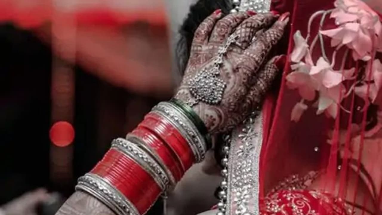 शादी के 6 महीने बाद दुल्हन ने किया कांड, सच सुनते ही पति रोने लगा, बोला मुंह दिखाने लायक नहीं बचा...सब खत्म शादी के 6 महीने बाद दुल्हन ने किया कांड, सच सुनते ही पति रोने लगा, बोला मुंह दिखाने लायक नहीं बचा...सब खत्म