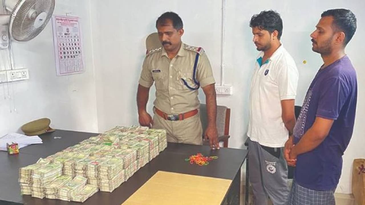 കണ്ടാൽ സ്റ്റീരിയോ, രഹസ്യ അറയിൽ കുഴൽപ്പണം; വളാഞ്ചേരി പൊലീസ് 2 മാസത്തിൽ പിടിച്ചത് 10 കോടി കണ്ടാൽ സ്റ്റീരിയോ, രഹസ്യ അറയിൽ കുഴൽപ്പണം; വളാഞ്ചേരി പൊലീസ് 2 മാസത്തിൽ പിടിച്ചത് 10 കോടി