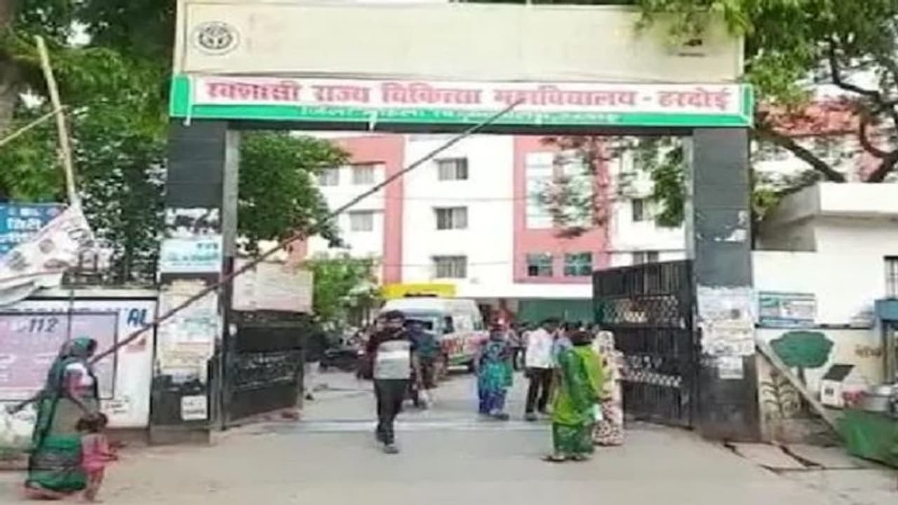 नशे में धुत युवक ने महिला अस्पताल में जमकर किया हंगामा, पुलिस के पहुंचने से पहले हुआ फरार नशे में धुत युवक ने महिला अस्पताल में जमकर किया हंगामा, पुलिस के पहुंचने से पहले हुआ फरार