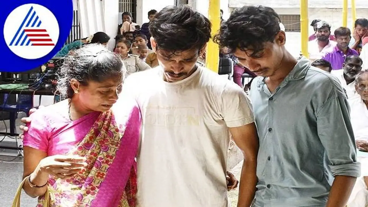 ಶಿವಮೊಗ್ಗ: ಕಾರಾಗೃಹದಲ್ಲಿ ಕಣ್ಣೀರ ಕೋಡಿಯಾದ ಕೈದಿಗಳ ರಕ್ತಸಂಬಂಧ..! ಶಿವಮೊಗ್ಗ: ಕಾರಾಗೃಹದಲ್ಲಿ ಕಣ್ಣೀರ ಕೋಡಿಯಾದ ಕೈದಿಗಳ ರಕ್ತಸಂಬಂಧ..!