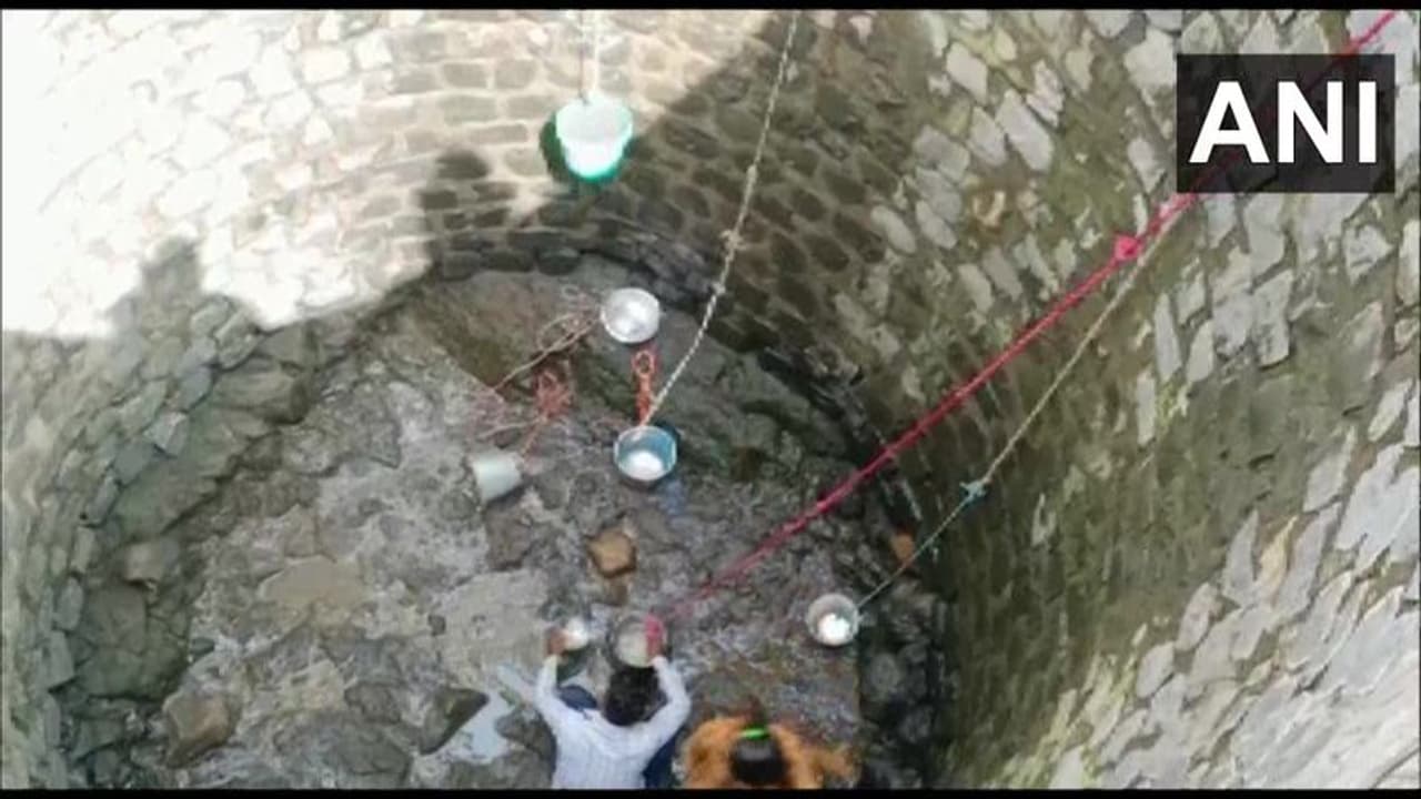 Shocking Video : വെള്ളം കിട്ടാന്‍ കിണറ്റിലിറങ്ങുന്ന സ്ത്രീകള്‍, ഞെട്ടിക്കുന്ന വീഡിയോ! 