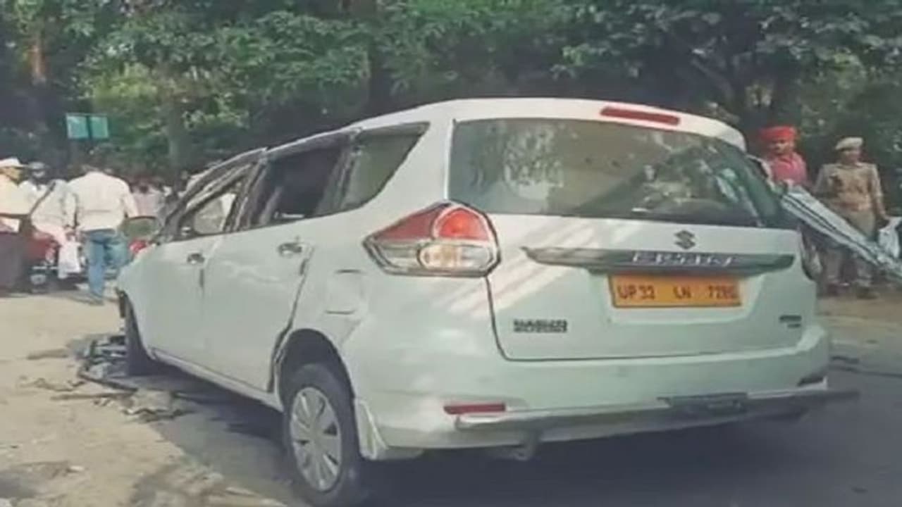 गोंडा में बस और कार की हुई भयानक टक्कर, दो लोगों ने तोड़ा दम, तीन गंभीर रूप से घायल गोंडा में बस और कार की हुई भयानक टक्कर, दो लोगों ने तोड़ा दम, तीन गंभीर रूप से घायल