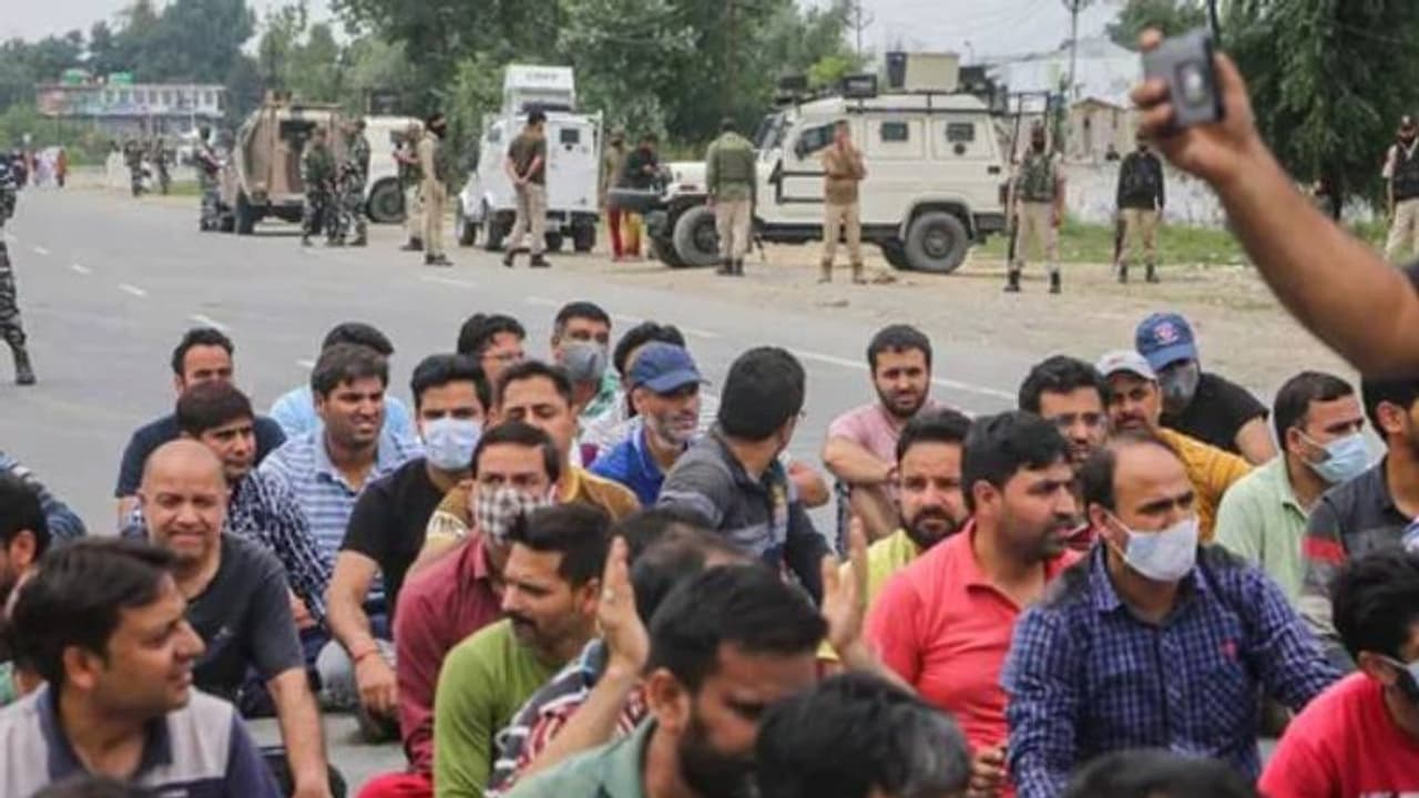 ഭീകരാക്രമണം; കശ്മീരിൽ പ്രതിഷേധം ശക്തം, സ്ഥലംമാറ്റം ആവശ്യപ്പെട്ട് സര്ക്കാര് ജീവനക്കാരായ കശ്മീരി പണ്ഡിറ്റുകൾ ഭീകരാക്രമണം; കശ്മീരിൽ പ്രതിഷേധം ശക്തം, സ്ഥലംമാറ്റം ആവശ്യപ്പെട്ട് സര്ക്കാര് ജീവനക്കാരായ കശ്മീരി പണ്ഡിറ്റുകൾ