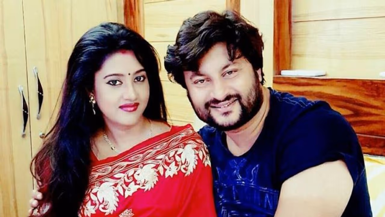 इस सांसद का अजब दुखः 8 साल हुए पत्नी ने शारिरिक संबंध नहीं बनाया, वो बोली उनको तो बच्चा ही नहीं चाहिए इस सांसद का अजब दुखः 8 साल हुए पत्नी ने शारिरिक संबंध नहीं बनाया, वो बोली उनको तो बच्चा ही नहीं चाहिए