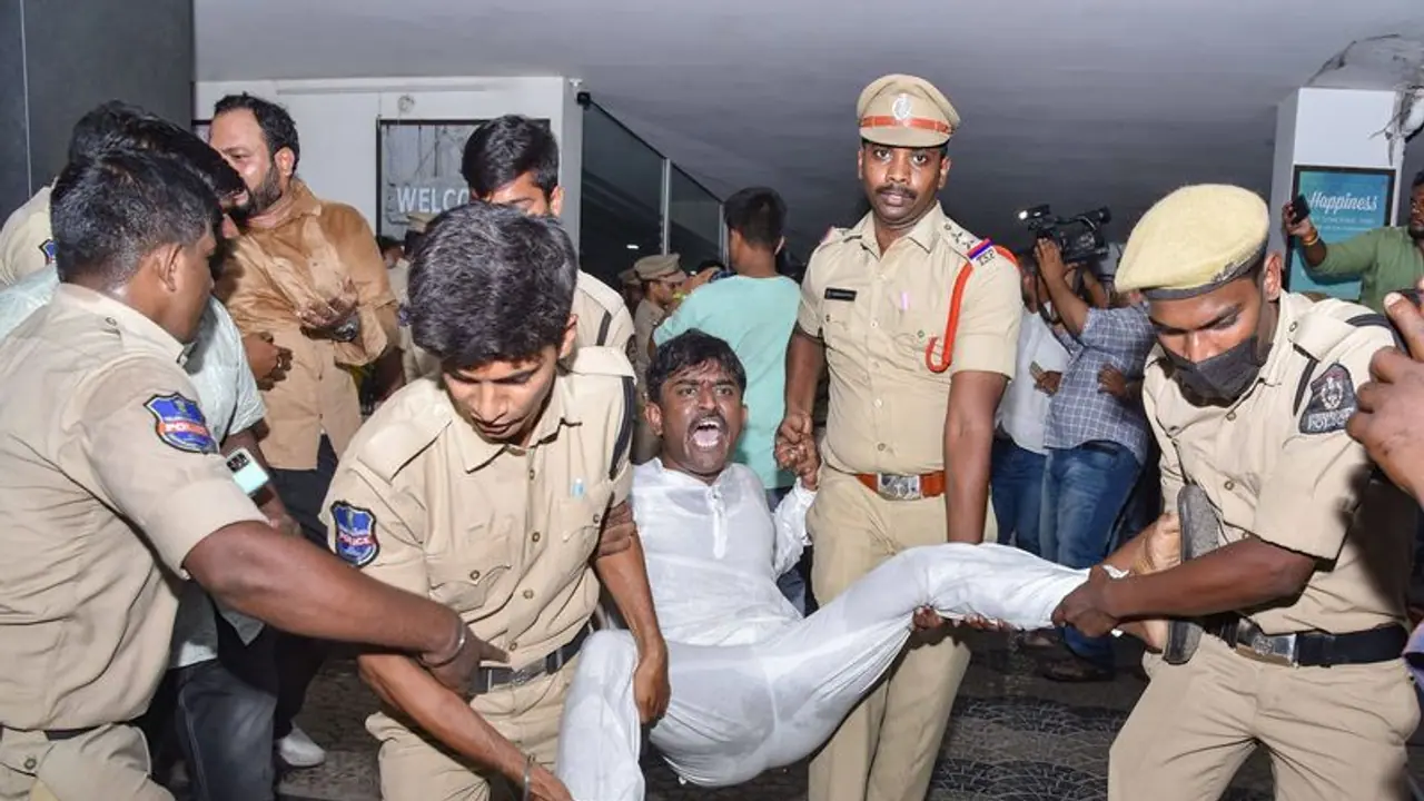 Hyderabad gang rape:पुलिस ने FIR दर्ज करने में देरी क्यों की? NCPCR ने मांगा जवाब,भाजपा ने की CBI जांच की मांग Hyderabad gang rape:पुलिस ने FIR दर्ज करने में देरी क्यों की? NCPCR ने मांगा जवाब,भाजपा ने की CBI जांच की मांग