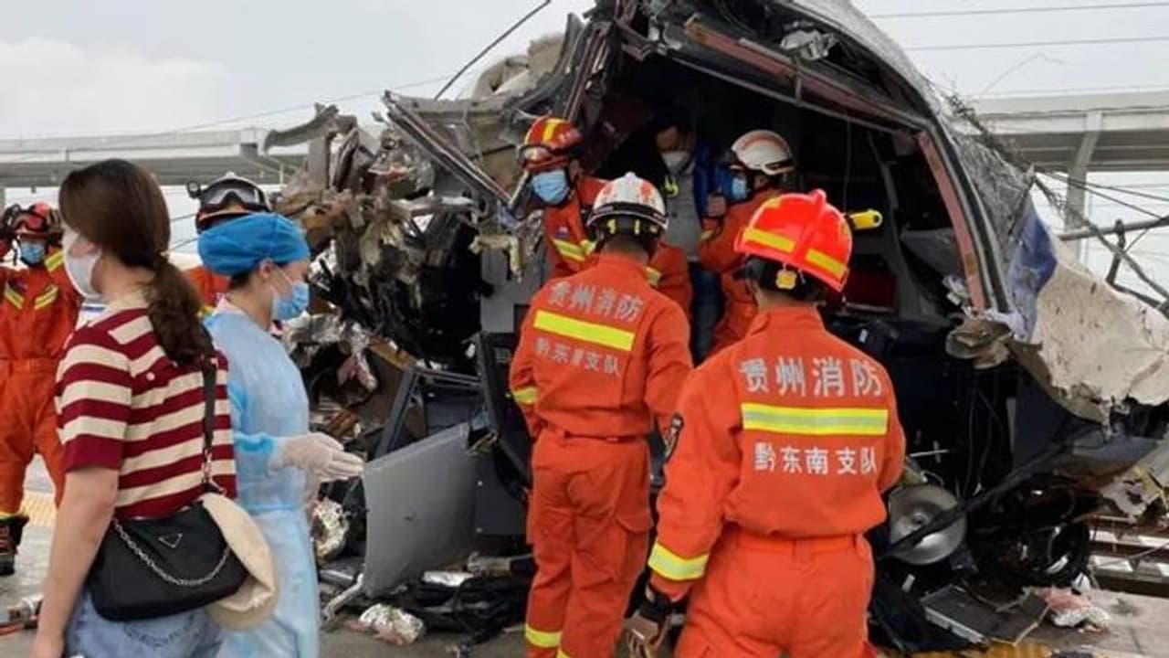 சீனாவில் தடம் புரண்ட புல்லட் ரெயில்... ஓட்டுனர் உயிரிழப்பு...! சீனாவில் தடம் புரண்ட புல்லட் ரெயில்... ஓட்டுனர் உயிரிழப்பு...!