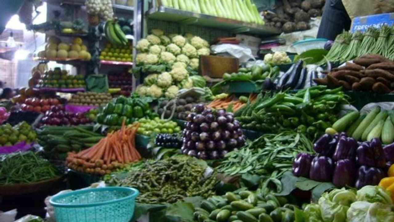 बुजुर्ग मां को सलाम: 102 साल की लक्ष्मी मैती के लिए उम्र महज एक नंबर, सब्जी बेचकर पाल रहीं परिवार बुजुर्ग मां को सलाम: 102 साल की लक्ष्मी मैती के लिए उम्र महज एक नंबर, सब्जी बेचकर पाल रहीं परिवार