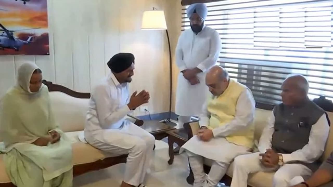 sidhu moose wala: సిద్ధూ తల్లిదండ్రులను పరామర్శించిన అమిత్ షా.. కన్నీటిపర్యంతమైన మూసేవాలా తండ్రి