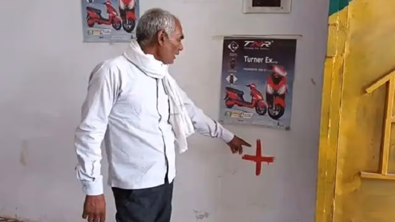 सपा के गढ़ में गरजेगा बाबा का बुलडोज़र, लगाये गए लाल निशान, कई नेताओं के मकान भी आयेंगे इसकी ज़द में सपा के गढ़ में गरजेगा बाबा का बुलडोज़र, लगाये गए लाल निशान, कई नेताओं के मकान भी आयेंगे इसकी ज़द में