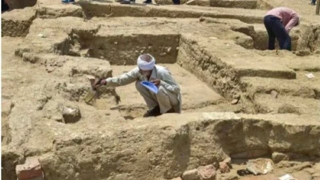 पटना में तलाब की हो रही थी खुदाई, तभी मिली ऐसी चीज, जिसे देखकर सभी चौंक गए पटना में तलाब की हो रही थी खुदाई, तभी मिली ऐसी चीज, जिसे देखकर सभी चौंक गए