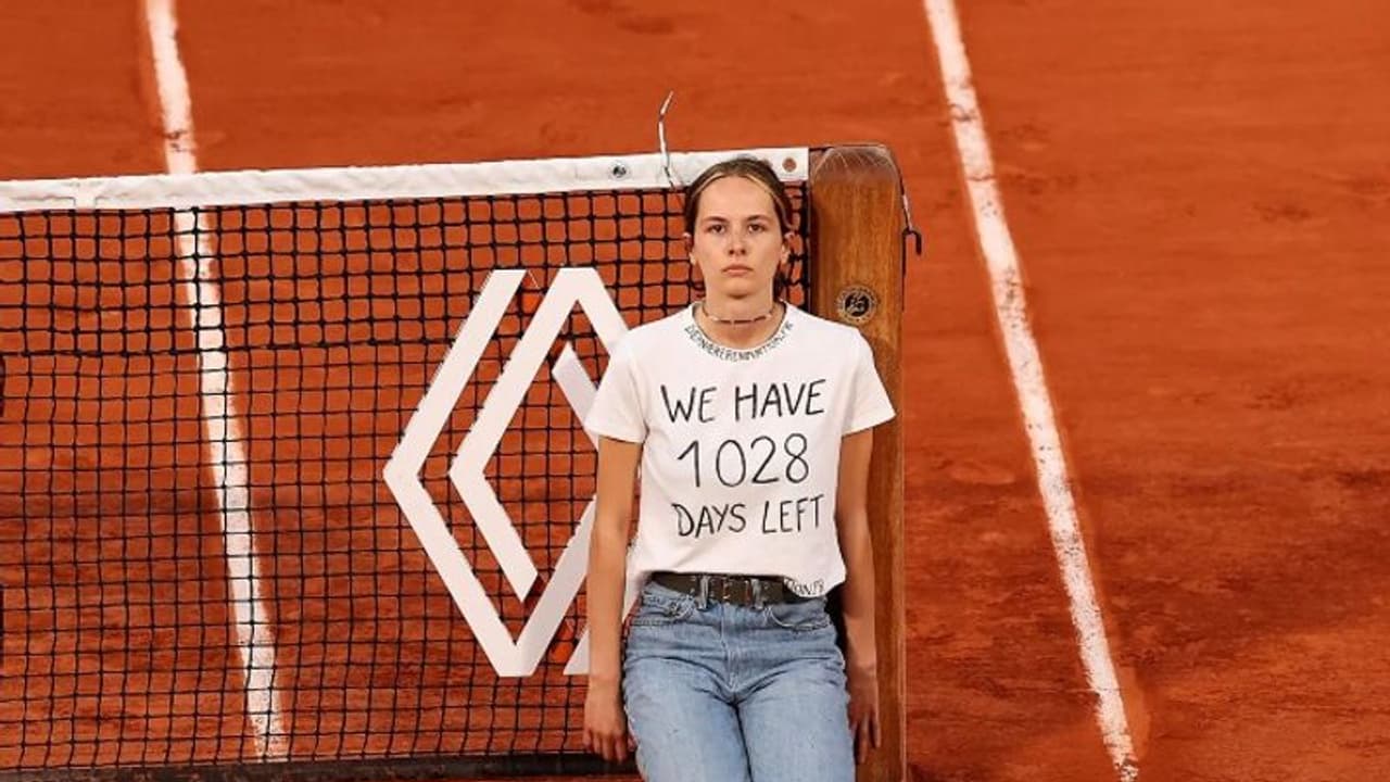 French Open: ഫ്രഞ്ച് ഓപ്പണ് പുരുഷ സെമിക്കിടെ കോര്ട്ടിലിറങ്ങി പരിസ്ഥിതി പ്രവര്ത്തകയുടെ വേറിട്ട പ്രതിഷേധം French Open: ഫ്രഞ്ച് ഓപ്പണ് പുരുഷ സെമിക്കിടെ കോര്ട്ടിലിറങ്ങി പരിസ്ഥിതി പ്രവര്ത്തകയുടെ വേറിട്ട പ്രതിഷേധം