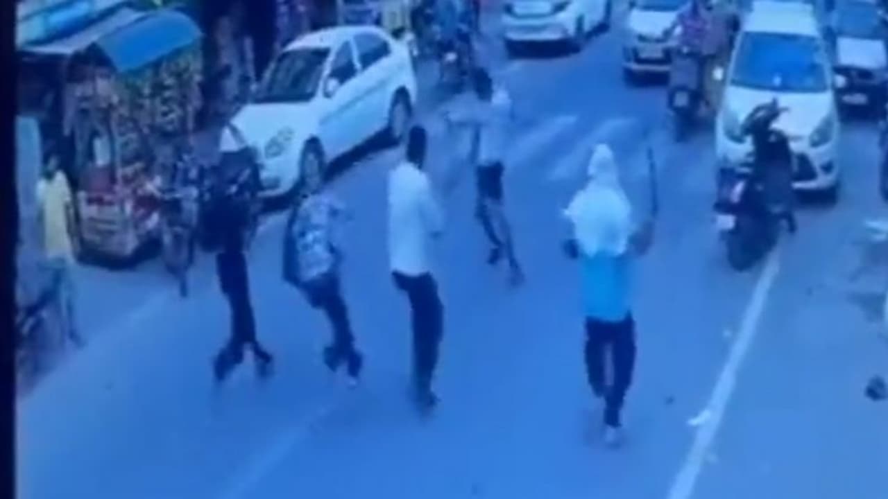 తల్వార్లతో ప్రతీకారం.. మార్కెట్లో అందరూ చూస్తుండగానే యువకుడిని వేటాడి హతమార్చిన వైనం (వీడియో) తల్వార్లతో ప్రతీకారం.. మార్కెట్లో అందరూ చూస్తుండగానే యువకుడిని వేటాడి హతమార్చిన వైనం (వీడియో)