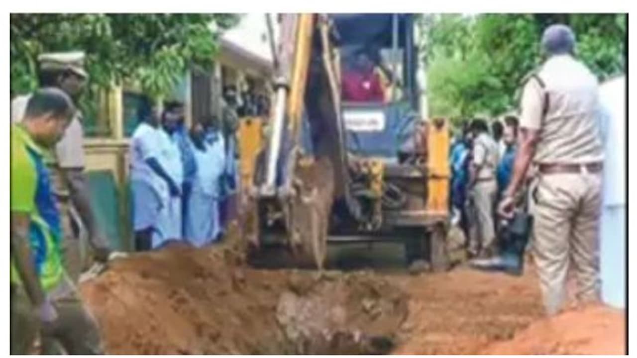 ജോലിക്കിടെ യുവാവ് മണ്ണിനടിയിൽ കുടുങ്ങി; രക്ഷിക്കാൻ ശ്രമിക്കുന്നതിനിടെ ബുൾഡോസർ തട്ടി തലവേർപെട്ടു, ദാരുണാന്ത്യം ജോലിക്കിടെ യുവാവ് മണ്ണിനടിയിൽ കുടുങ്ങി; രക്ഷിക്കാൻ ശ്രമിക്കുന്നതിനിടെ ബുൾഡോസർ തട്ടി തലവേർപെട്ടു, ദാരുണാന്ത്യം