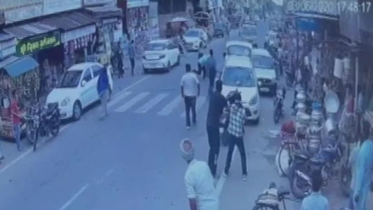 പഞ്ചാബിൽ ജനക്കൂട്ടം നോക്കിനിൽക്കെ നടുറോഡിൽ യുവാവിനെ കഴുത്തറുത്ത് വധിച്ചു; തല അറ്റുപോയി പഞ്ചാബിൽ ജനക്കൂട്ടം നോക്കിനിൽക്കെ നടുറോഡിൽ യുവാവിനെ കഴുത്തറുത്ത് വധിച്ചു; തല അറ്റുപോയി