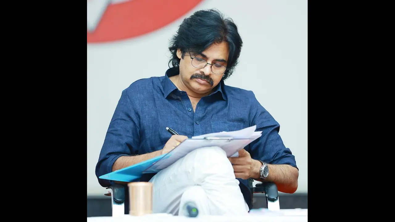 బస్సు యాత్రకు సిద్ధమైన పవన్, ఆరు నెలలు ప్రజల్లోనే.. ముహూర్తం ఎప్పుడంటే..? బస్సు యాత్రకు సిద్ధమైన పవన్, ఆరు నెలలు ప్రజల్లోనే.. ముహూర్తం ఎప్పుడంటే..?