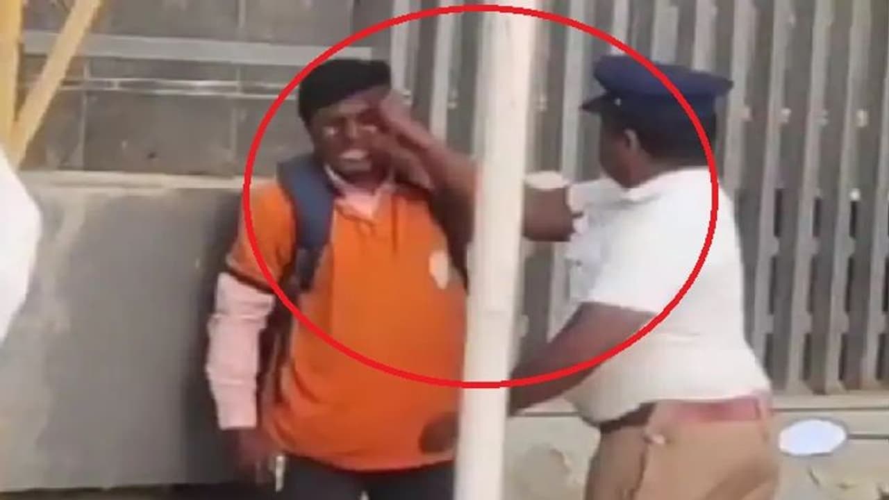 Swiggy Delivery boy: "வேற வழியில்லாம ஸ்விகி ஊழியரை அடித்தேன்!" சஸ்பெண்ட் போலீஸ்காரர் ஆன்லைனில் கதறல் !! Swiggy Delivery boy: "வேற வழியில்லாம ஸ்விகி ஊழியரை அடித்தேன்!" சஸ்பெண்ட் போலீஸ்காரர் ஆன்லைனில் கதறல் !!