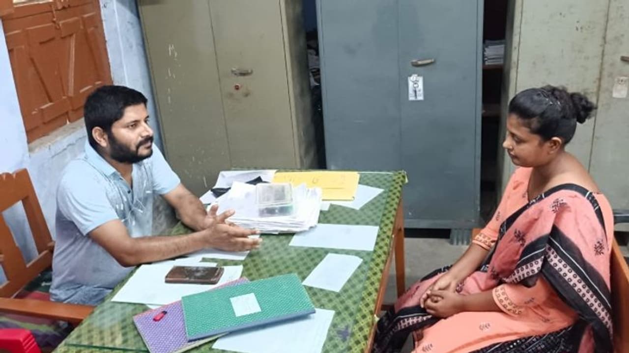 দীর্ঘ লড়াইয়ের অবসান, শিক্ষিকা হিসাবে কাজে যোগ দিলেন ক্যান্সার আক্রান্ত সোমা দাস দীর্ঘ লড়াইয়ের অবসান, শিক্ষিকা হিসাবে কাজে যোগ দিলেন ক্যান্সার আক্রান্ত সোমা দাস