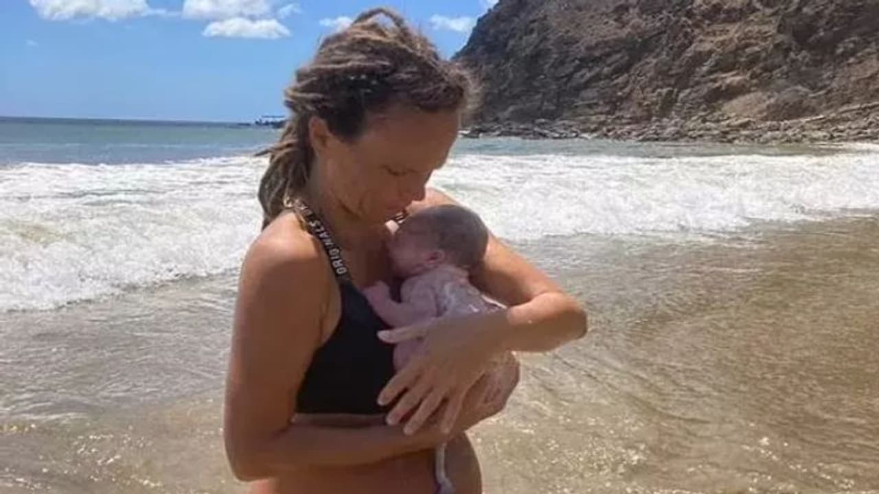 Viral video : పసిఫిక్ మహా సముద్రం అలల మధ్య ప్రసవించిన మహిళ.. వైరల్ గా మారిన వీడియో Viral video : పసిఫిక్ మహా సముద్రం అలల మధ్య ప్రసవించిన మహిళ.. వైరల్ గా మారిన వీడియో