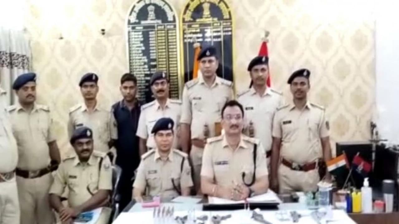 बिहार पुलिस की टेंशन बन चुका 'फूफा जी' गैंग का खुलासा, फिल्मी स्टाइल में भाग रहा था मास्टरमाइंड, ऐसे पकड़ा गया बिहार पुलिस की टेंशन बन चुका 'फूफा जी' गैंग का खुलासा, फिल्मी स्टाइल में भाग रहा था मास्टरमाइंड, ऐसे पकड़ा गया