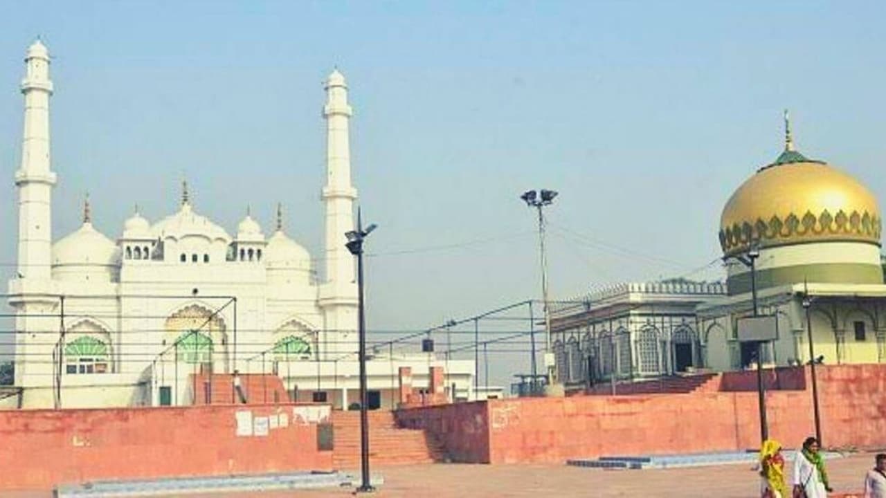 Lucknow mosque: లక్నో మసీదుపై వివాదం.. యూపీ రాజధాని మరో మతపరమైన యుద్ధభూమి కానుందా? Lucknow mosque: లక్నో మసీదుపై వివాదం.. యూపీ రాజధాని మరో మతపరమైన యుద్ధభూమి కానుందా?