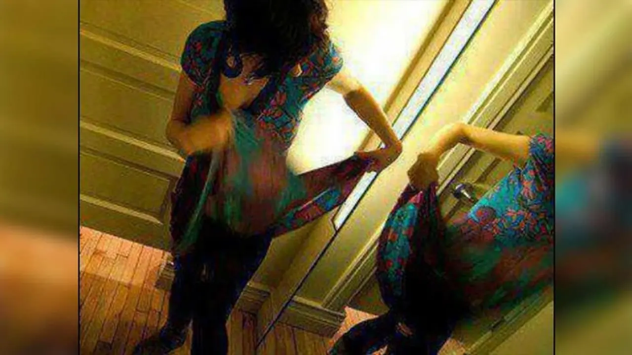 ట్రైల్ రూమ్ లో కెమేరాలు ఉన్నాయేమో తెలుసుకునేదెలా..? ట్రైల్ రూమ్ లో కెమేరాలు ఉన్నాయేమో తెలుసుకునేదెలా..?