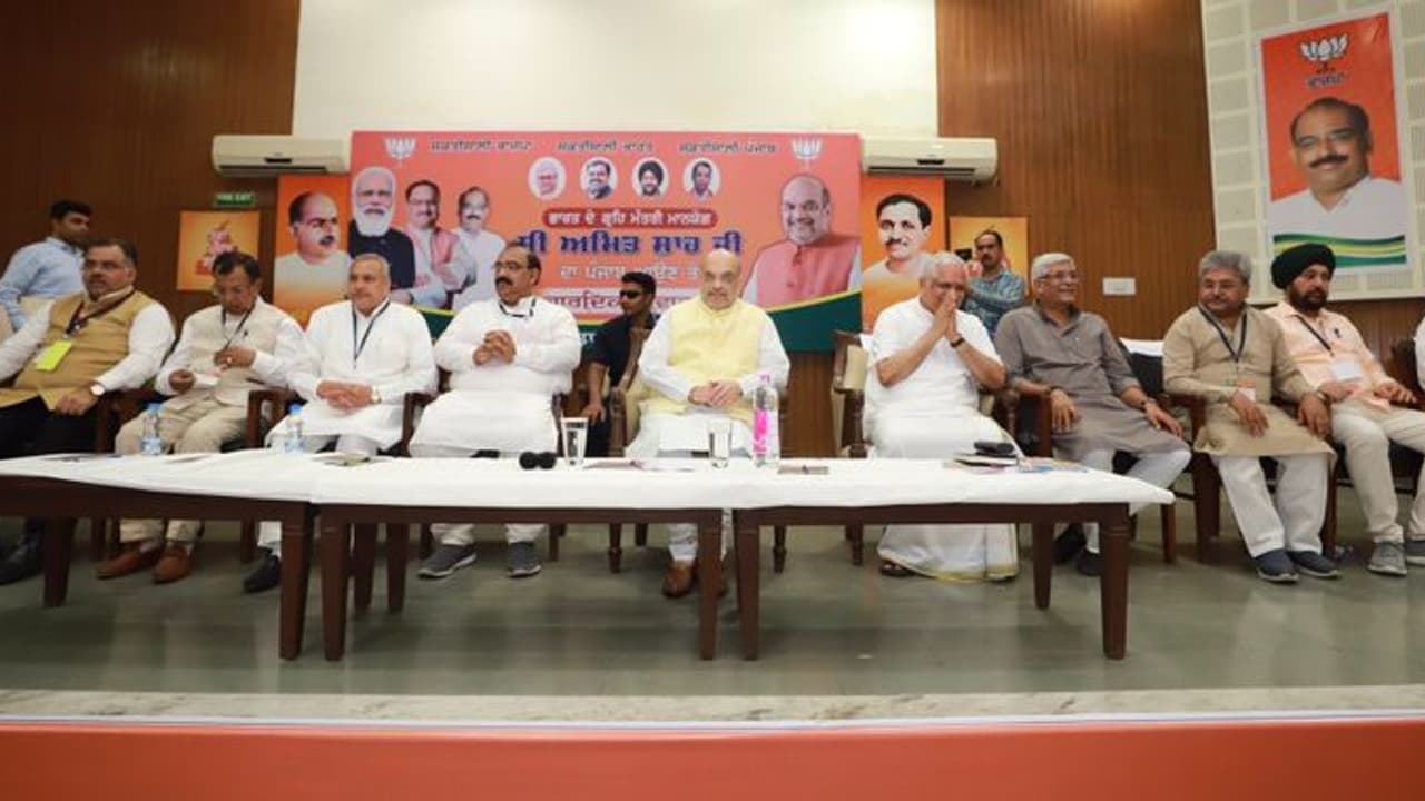 కాంగ్రెస్ ను వీడిన నలుగురు సీనియర్ నేతలు.. పంజాబ్ రాజకీయాల్లో బీజేపీ పెద్దన్న పాత్ర: అమిత్ షా కాంగ్రెస్ ను వీడిన నలుగురు సీనియర్ నేతలు.. పంజాబ్ రాజకీయాల్లో బీజేపీ పెద్దన్న పాత్ర: అమిత్ షా