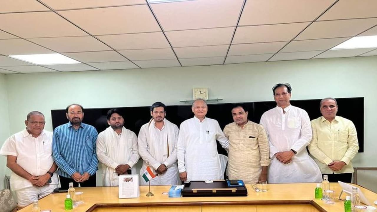 राजस्थान राज्यसभा को लेकर कांग्रेस में हड़कंप : विधायकों से मिलने के लिए खुद सीएम गहलोत को जाना पड़ा राजस्थान राज्यसभा को लेकर कांग्रेस में हड़कंप : विधायकों से मिलने के लिए खुद सीएम गहलोत को जाना पड़ा