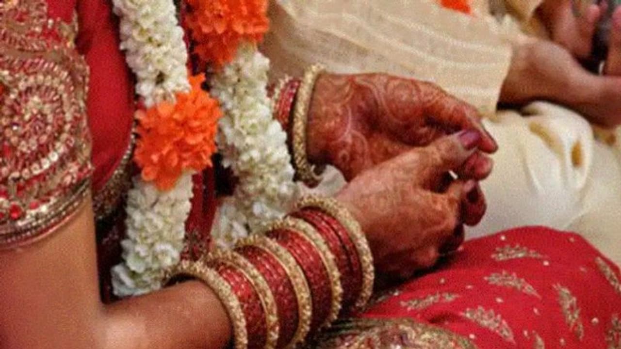 বিয়ের প্রতিশ্রুতি দিয়ে পরিচারিকার সঙ্গে সহবাস, লাগাতার ধর্ষণের পর গর্ভপাত, কাঠগড়ায় তৃণমূল নেতা বিয়ের প্রতিশ্রুতি দিয়ে পরিচারিকার সঙ্গে সহবাস, লাগাতার ধর্ষণের পর গর্ভপাত, কাঠগড়ায় তৃণমূল নেতা