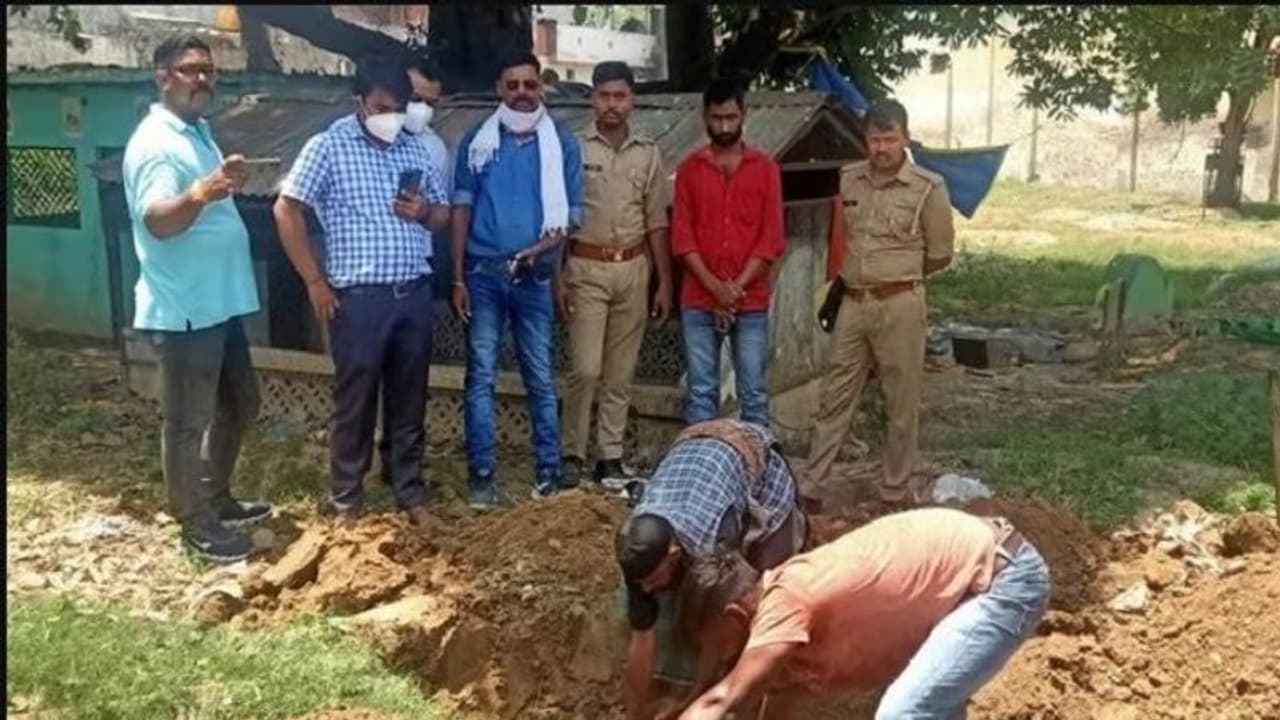 प्रेमजाल में फंसाकर धर्म परिवर्तन और फिर शादी के बाद दर्दनाक मौत, शव को कब्र से निकाल जांच में जुटी पुलिस प्रेमजाल में फंसाकर धर्म परिवर्तन और फिर शादी के बाद दर्दनाक मौत, शव को कब्र से निकाल जांच में जुटी पुलिस