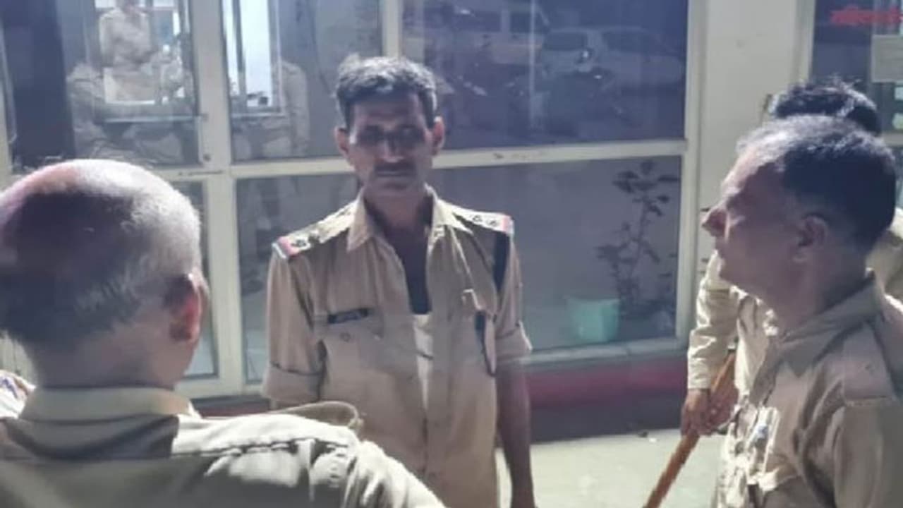 यूपी सरकार में राज्यमंत्री का भतीजा सड़क पर पी रहा था बीयर, टोकने पर होमगार्ड को पीटा यूपी सरकार में राज्यमंत्री का भतीजा सड़क पर पी रहा था बीयर, टोकने पर होमगार्ड को पीटा