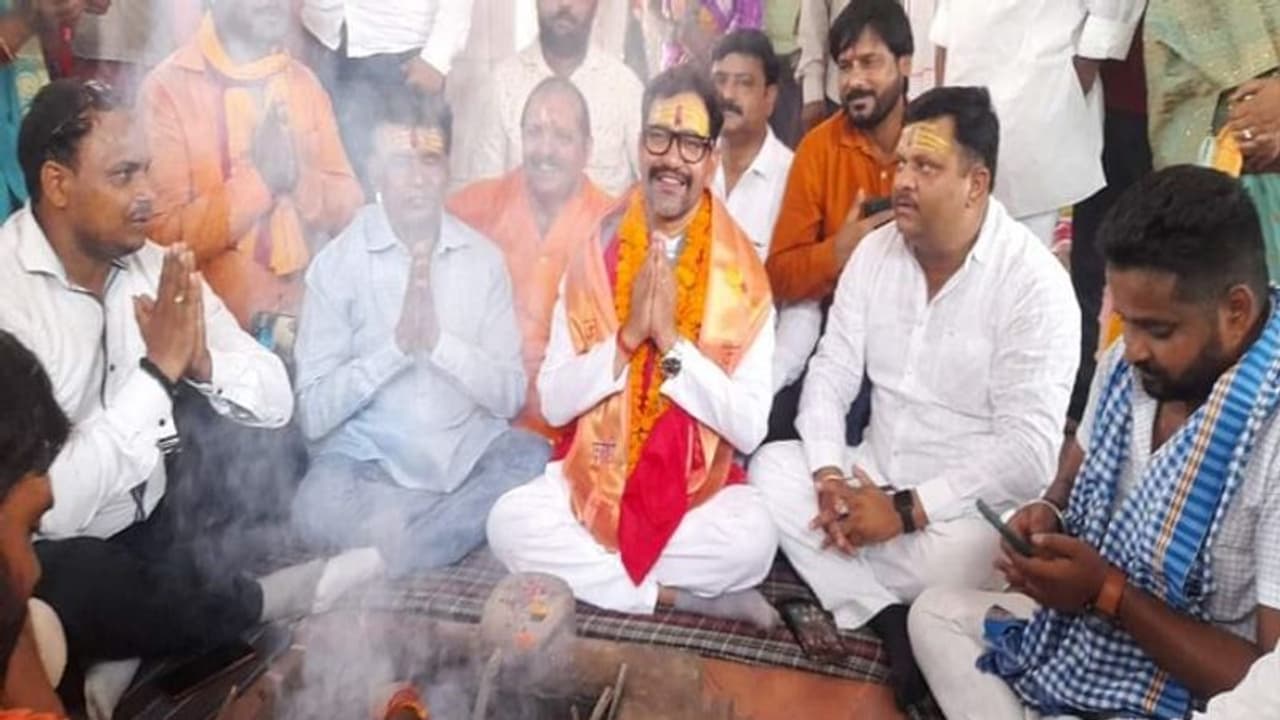 लोकसभा उपचुनाव आजमगढ़: शिव मंदिर में हाजिरी लगाने पहुंचे निरहुआ ने अखिलेश यादव पर कसा तंज