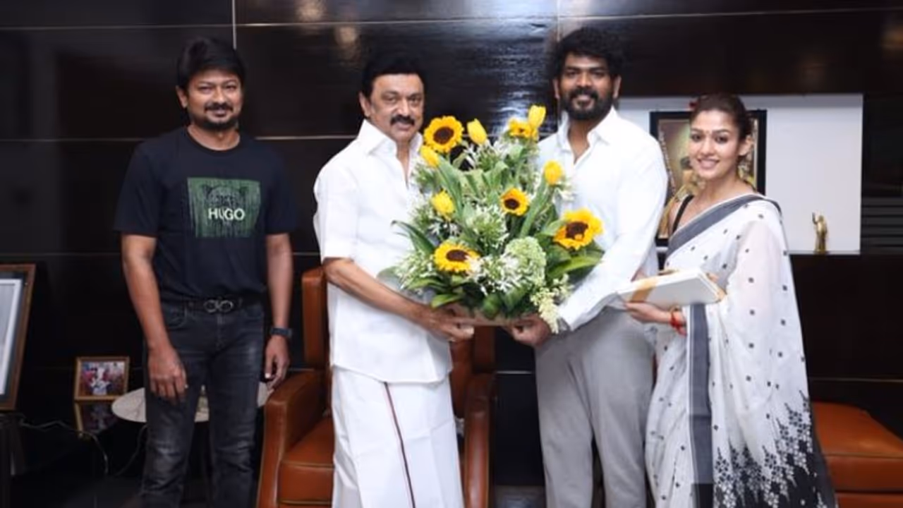 തെന്നിന്ത്യയിൽ കല്യാണ മേളം; സ്റ്റാലിനെ വിവാഹം ക്ഷണിച്ച് നയൻതാരയും വിഘ്നേഷും തെന്നിന്ത്യയിൽ കല്യാണ മേളം; സ്റ്റാലിനെ വിവാഹം ക്ഷണിച്ച് നയൻതാരയും വിഘ്നേഷും