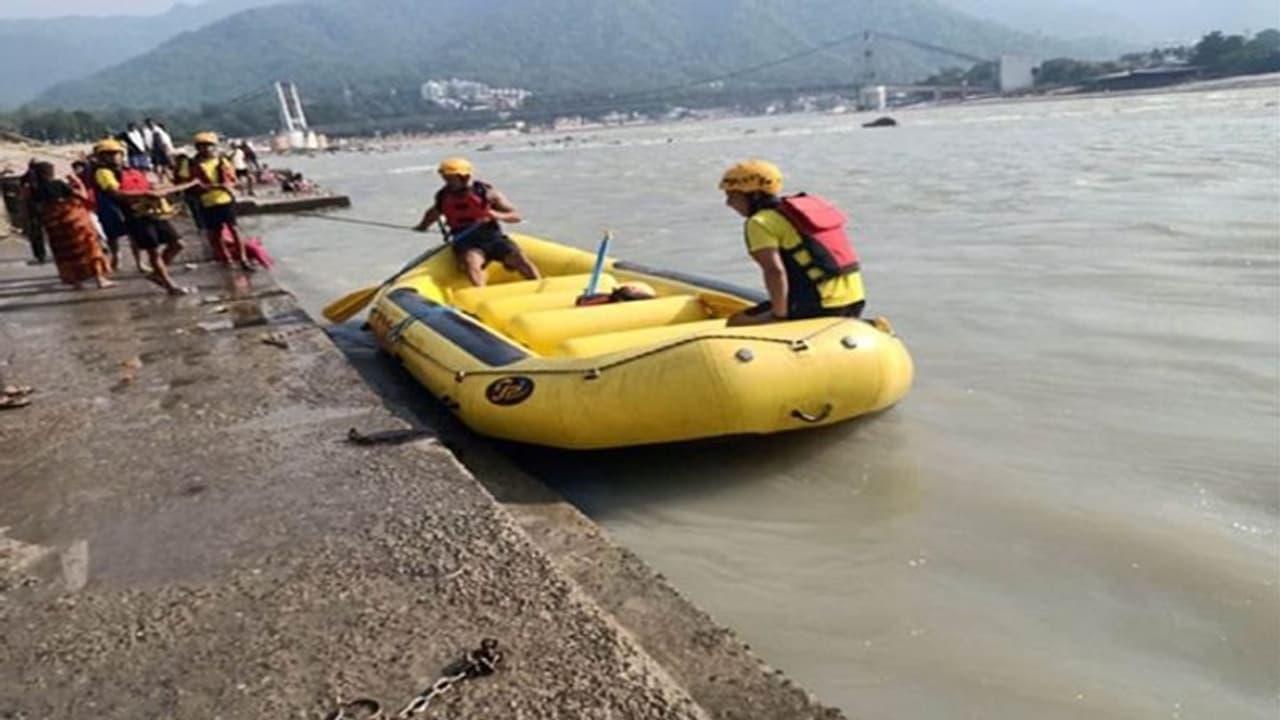 ऋषिकेश: पिता के हाथों से फिसलकर पांच वर्षीय बालिका गंगा में बही, नहीं चल सका पता ऋषिकेश: पिता के हाथों से फिसलकर पांच वर्षीय बालिका गंगा में बही, नहीं चल सका पता