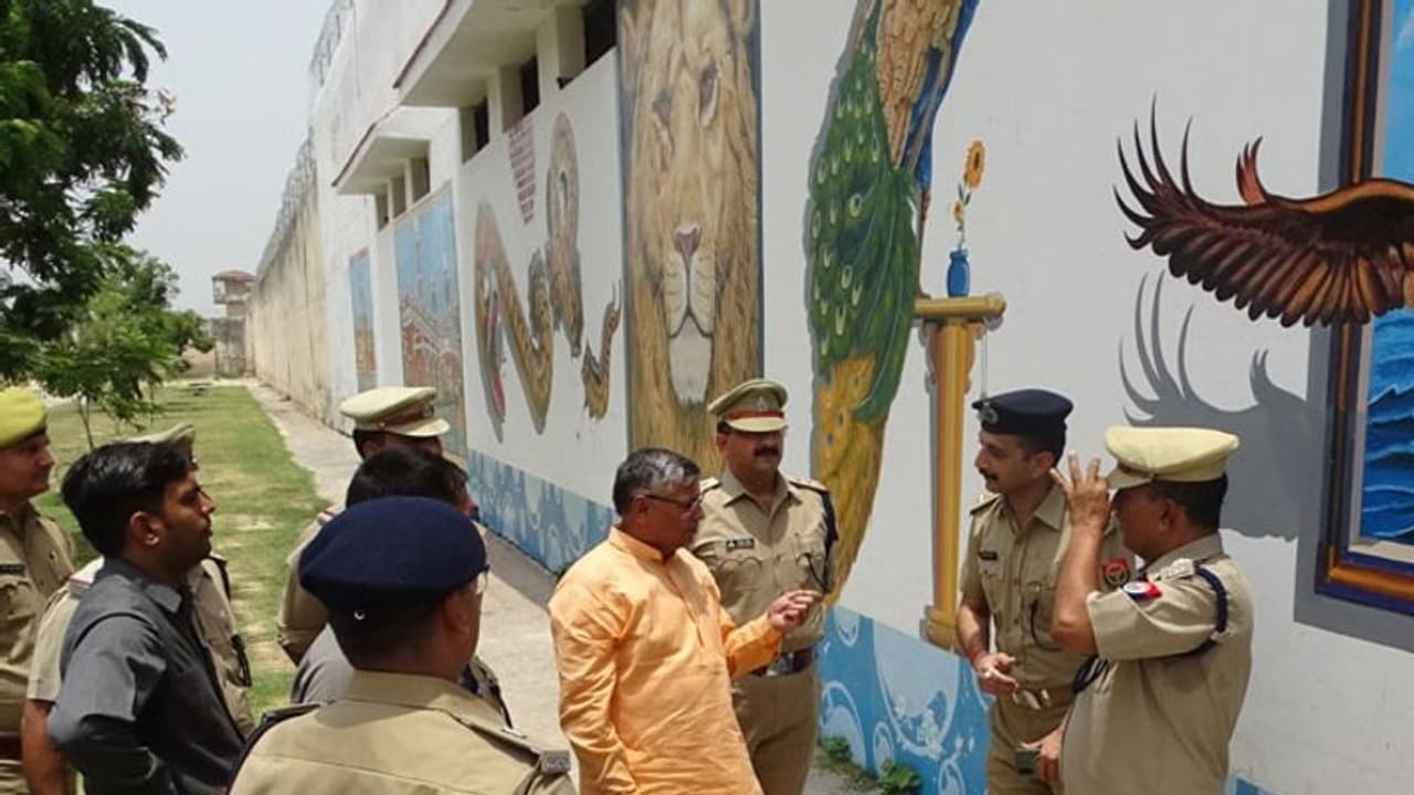 लखनऊ जेल में बंद कैदी पेश कर रहे मिशाल, जेलर अजय राय निभा रहे अहम रोल लखनऊ जेल में बंद कैदी पेश कर रहे मिशाल, जेलर अजय राय निभा रहे अहम रोल