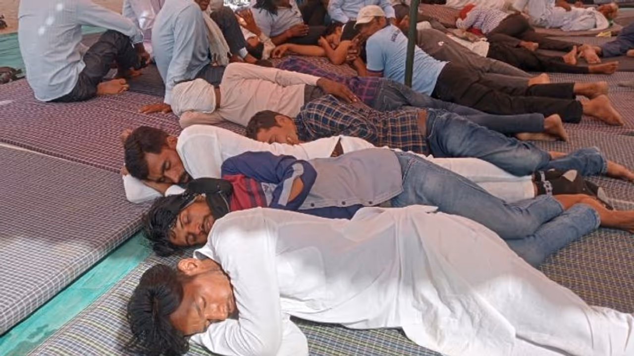 राजस्थान में किसान भीषण गर्मी में दे रहे धरना, ट्रैक्टर ट्रॉली में बन रहा खाना...यहीं खाते और यहीं सो जाते