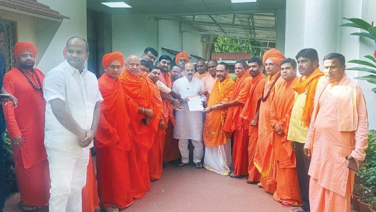 ಪೀರ್‌ ಪಾಷಾ ಬಂಗ್ಲೆ ವಶಕ್ಕೆ ಸಿಎಂ ಬೊಮ್ಮಾಯಿಗೆ 25 ಶ್ರೀಗಳ ಮೊರೆ