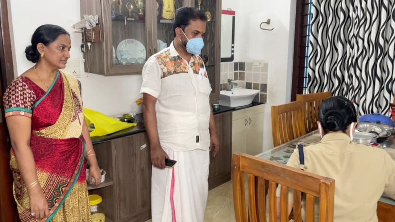 ഇൻകം ടാക്സ് ഉദ്യോഗസ്ഥരെന്ന് പറഞ്ഞെത്തി, ഫോൺ വാങ്ങിവച്ചു, 37 പവൻ സ്വര്‍ണവും പണവും പോയി, ഞെട്ടിക്കുന്ന കവര്‍ച്ച