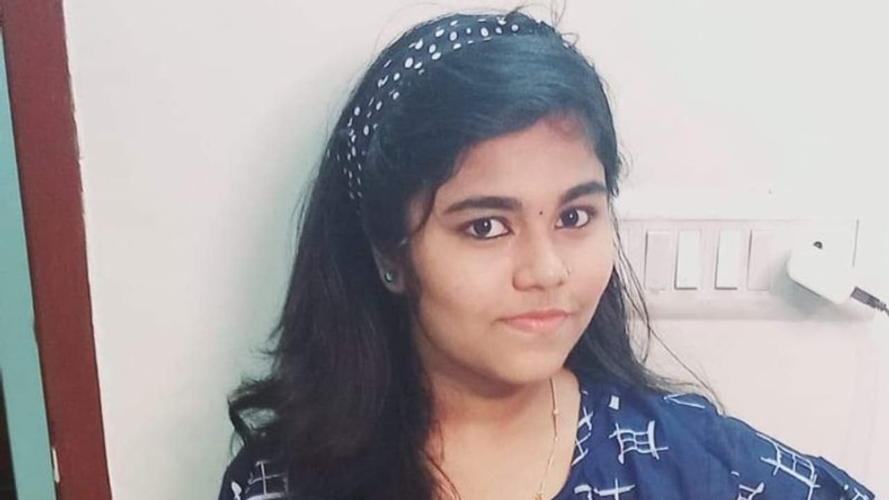 മൊബൈൽ ഫോൺ അമിത ഉപയോഗം വിലക്കിയതിന് പത്താം ക്ലാസുകാരി ജീവനൊടുക്കി