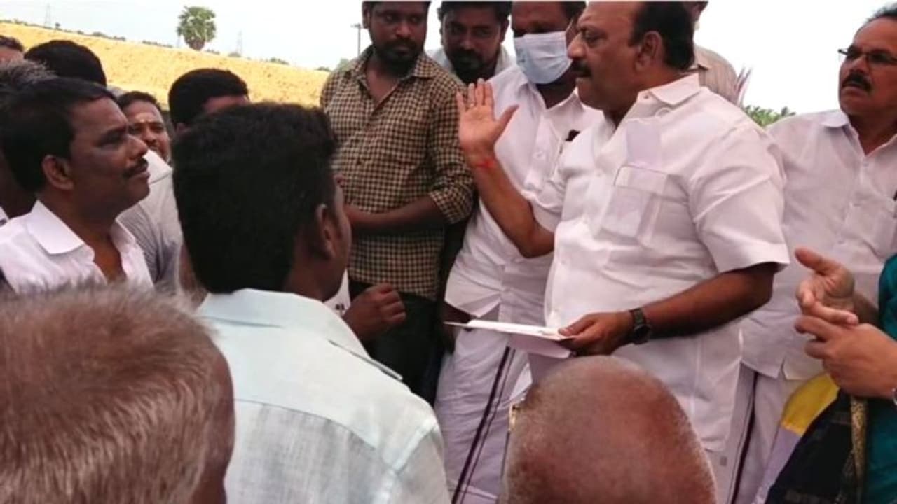 ஏய் அடிப்பேன்.. மனு கொடுக்க வந்தவரை அடிக்க கை ஓங்கிய அமைச்சர் தா.மோ அன்பரசன் வைரல் வீடியோ