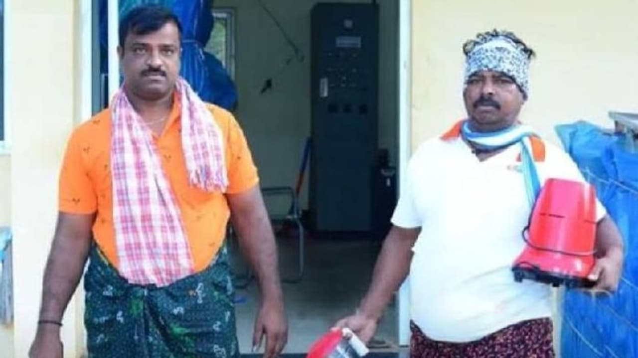 വൈദ്യുതി കിട്ടിയില്ല, കറിക്കരയ്ക്കാനും മൊബൈൽ ചാർജ് ചെയ്യാനും നേരെ ഇലക്ട്രിസിറ്റി ഓഫീസിലേക്ക് വൈദ്യുതി കിട്ടിയില്ല, കറിക്കരയ്ക്കാനും മൊബൈൽ ചാർജ് ചെയ്യാനും നേരെ ഇലക്ട്രിസിറ്റി ഓഫീസിലേക്ക്