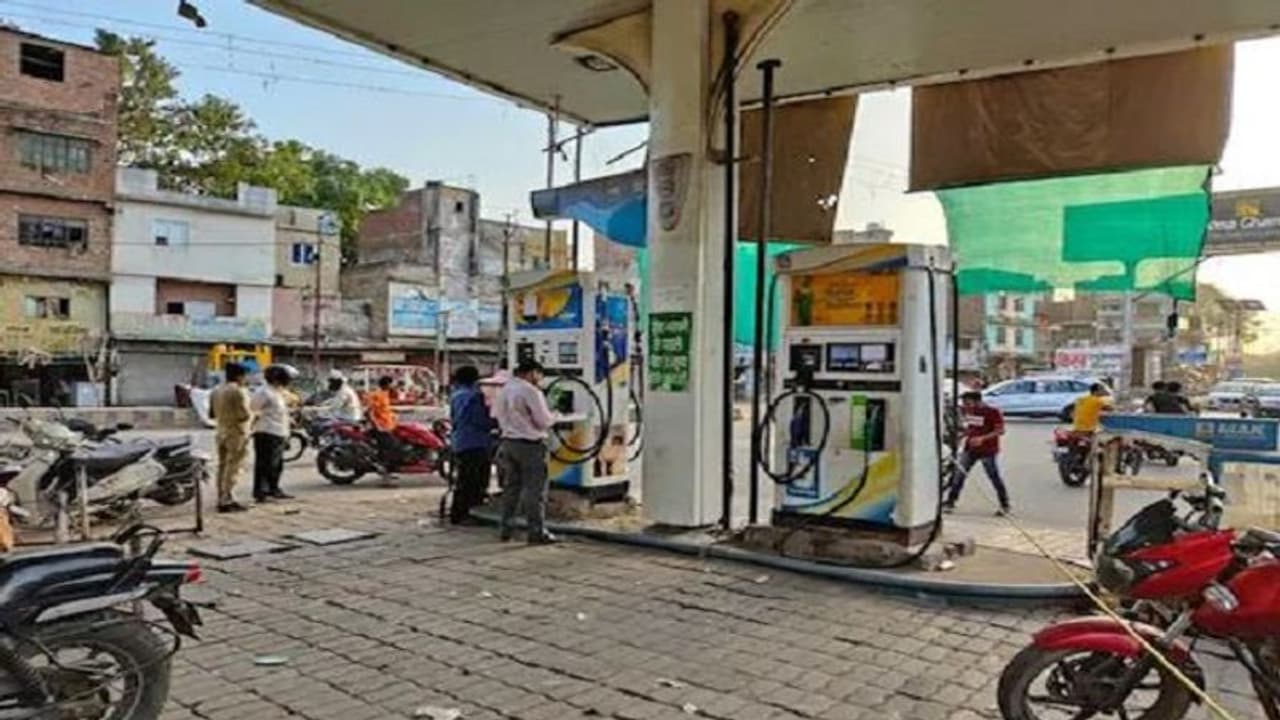 Petrol Diesel Prices Today: కాస్త ఉపశమనం.. నేటి పెట్రోల్, డీజిల్ రేట్లు ఇవే..! Petrol Diesel Prices Today: కాస్త ఉపశమనం.. నేటి పెట్రోల్, డీజిల్ రేట్లు ఇవే..!