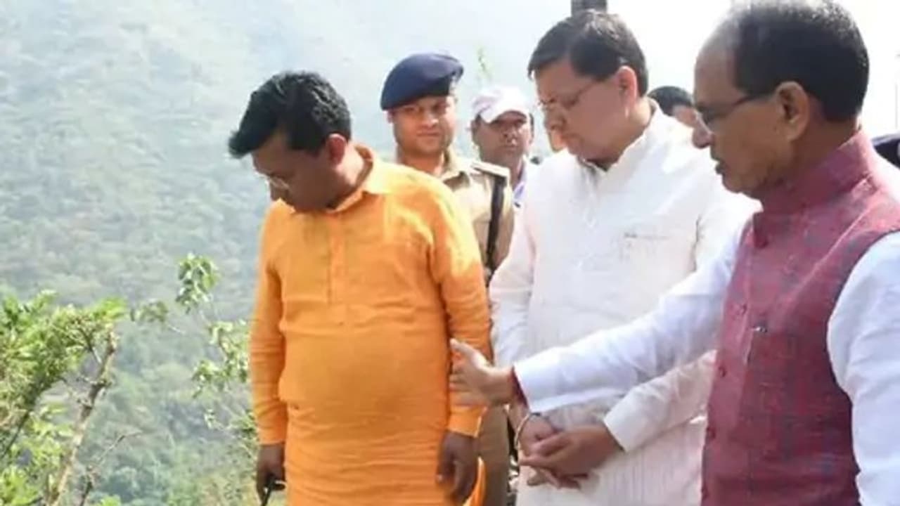 उत्तराखंड बस हादसे में MP के 26 तीर्थयात्रियों की मौत, CM धामी के साथ घटनास्थल पर पहुंचे मुख्यमंत्री शिवराज