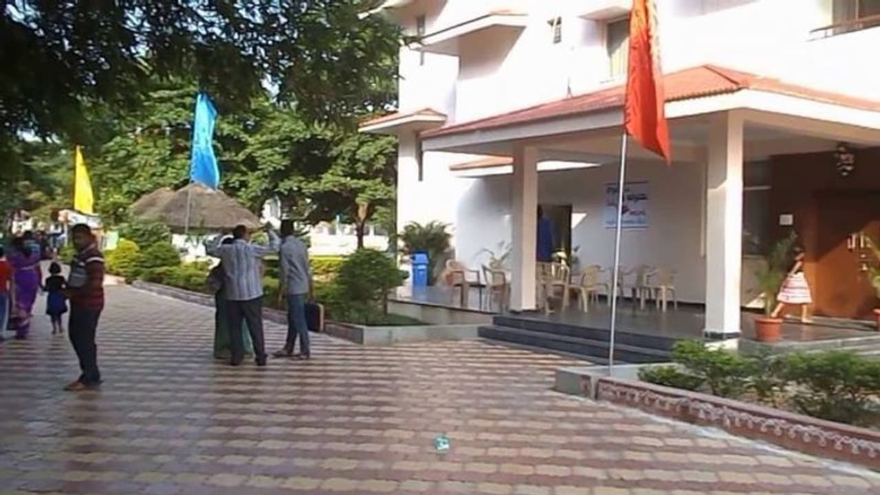 విజయవాడలో మంత్రి జోగి రమేష్ అనుచరులమంటూ హల్చల్... టూరిజం అధికారులపై దాడి విజయవాడలో మంత్రి జోగి రమేష్ అనుచరులమంటూ హల్చల్... టూరిజం అధికారులపై దాడి