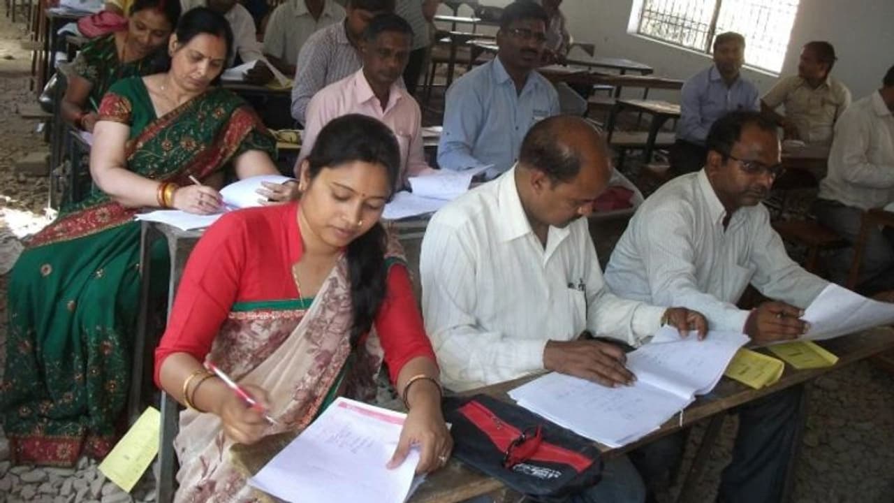 RBSE 12th Result 2022: बोर्ड Exam में कॉपी चेक करने के लिए टीचर को मिलते हैं इतने रुपए, करोड़ों में इनकी कमाई