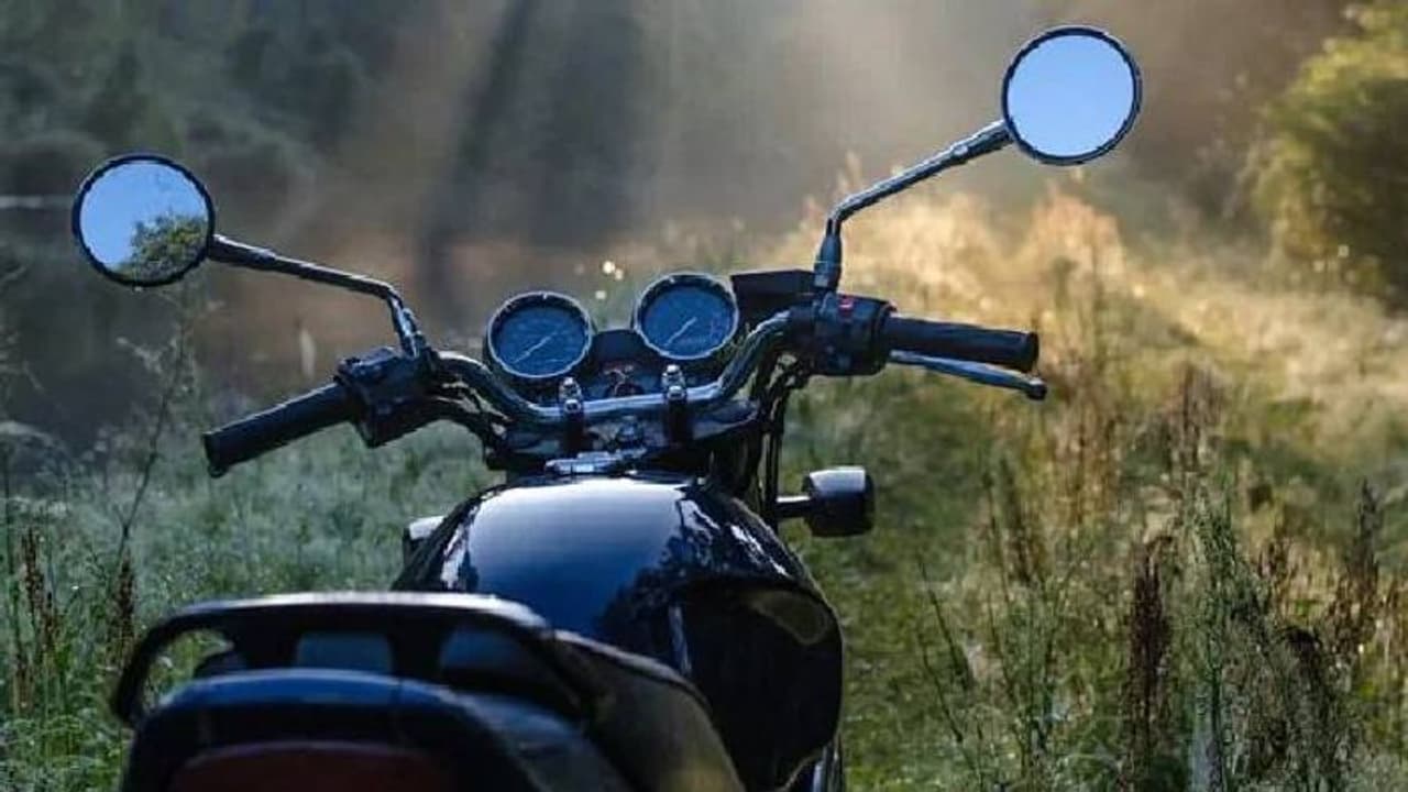 മോഷണം പോയ ബൈക്ക് എട്ടുവർഷമായി ഉപയോഗിക്കുന്നത് പൊലീസുകാർ, ഉടമയ്ക്ക് പിഴ! മോഷണം പോയ ബൈക്ക് എട്ടുവർഷമായി ഉപയോഗിക്കുന്നത് പൊലീസുകാർ, ഉടമയ്ക്ക് പിഴ!