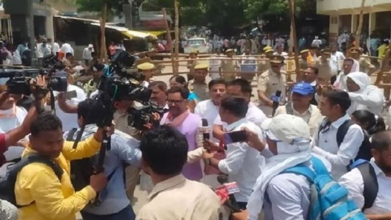 लोकसभा उपचुनाव: आजमगढ़ में नामांकन के लिए पहुंचे धर्मेंद्र यादव और निरहुआ, कलेक्ट्रेट परिसर में दिखी गहमागहमी