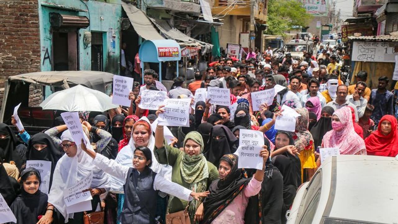 नुपूर शर्मा Controversy: खाड़ी देशों से 52.7% ऑयल इम्पोर्ट करता है भारत, इसलिए बैकफुट पर आया, पढ़िए खास बातें नुपूर शर्मा Controversy: खाड़ी देशों से 52.7% ऑयल इम्पोर्ट करता है भारत, इसलिए बैकफुट पर आया, पढ़िए खास बातें