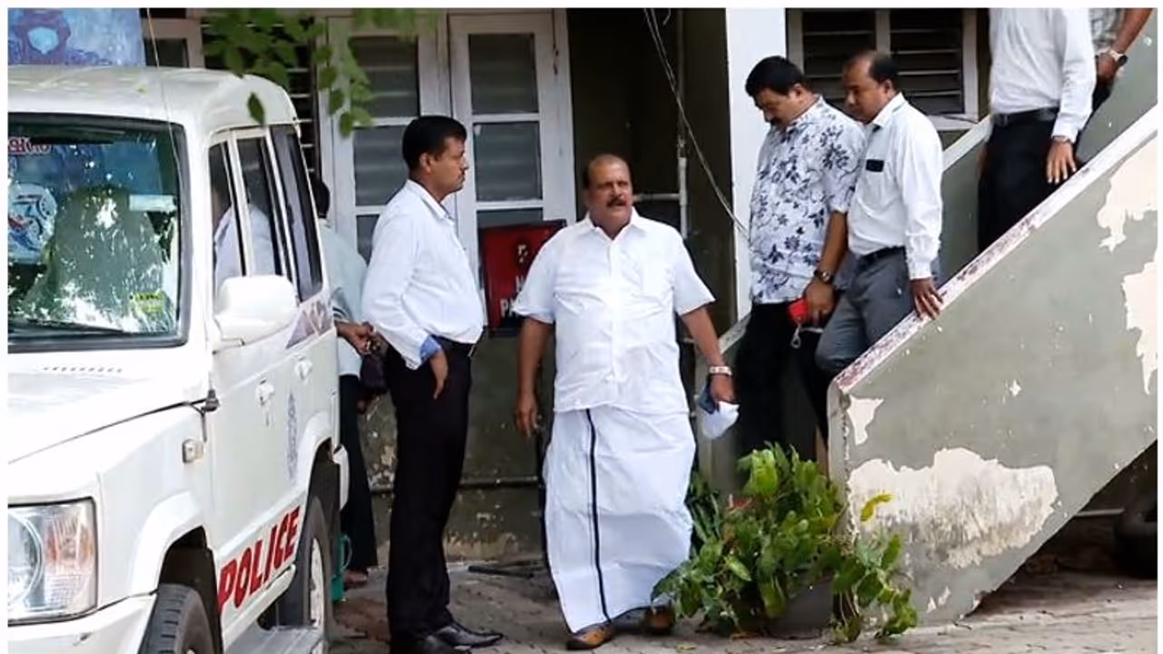 ജോര്ജിന് ജാമ്യം നൽകരുതെന്ന് പ്രോസിക്യൂഷൻ; രാഷ്ട്രീയമായി കെട്ടിച്ചമച്ച കേസെന്ന് പ്രതിഭാഗം: വാദം പൂര്ത്തിയായി ജോര്ജിന് ജാമ്യം നൽകരുതെന്ന് പ്രോസിക്യൂഷൻ; രാഷ്ട്രീയമായി കെട്ടിച്ചമച്ച കേസെന്ന് പ്രതിഭാഗം: വാദം പൂര്ത്തിയായി